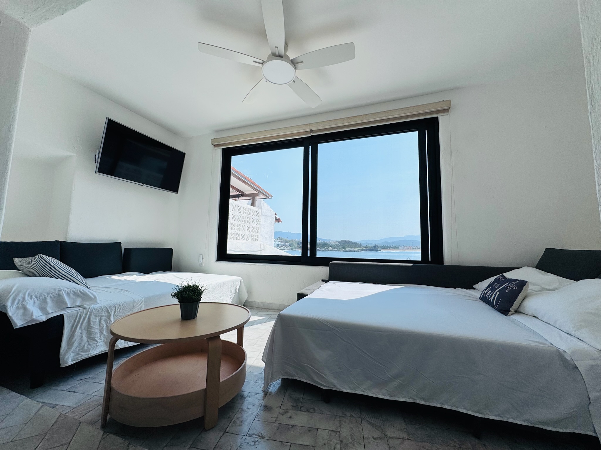 Sala con dos camas y vista al mar