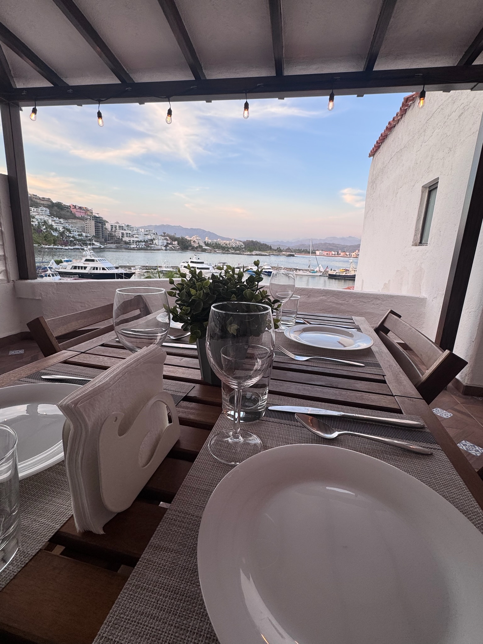 Terraza con mesa y vista a la marina