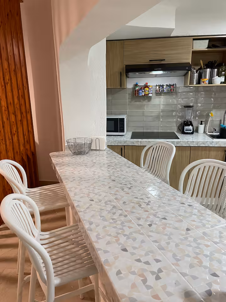 Cocina equipada con barra desayunadora
