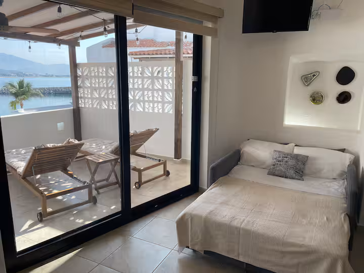 Sala con sofá cama y salida a la terraza