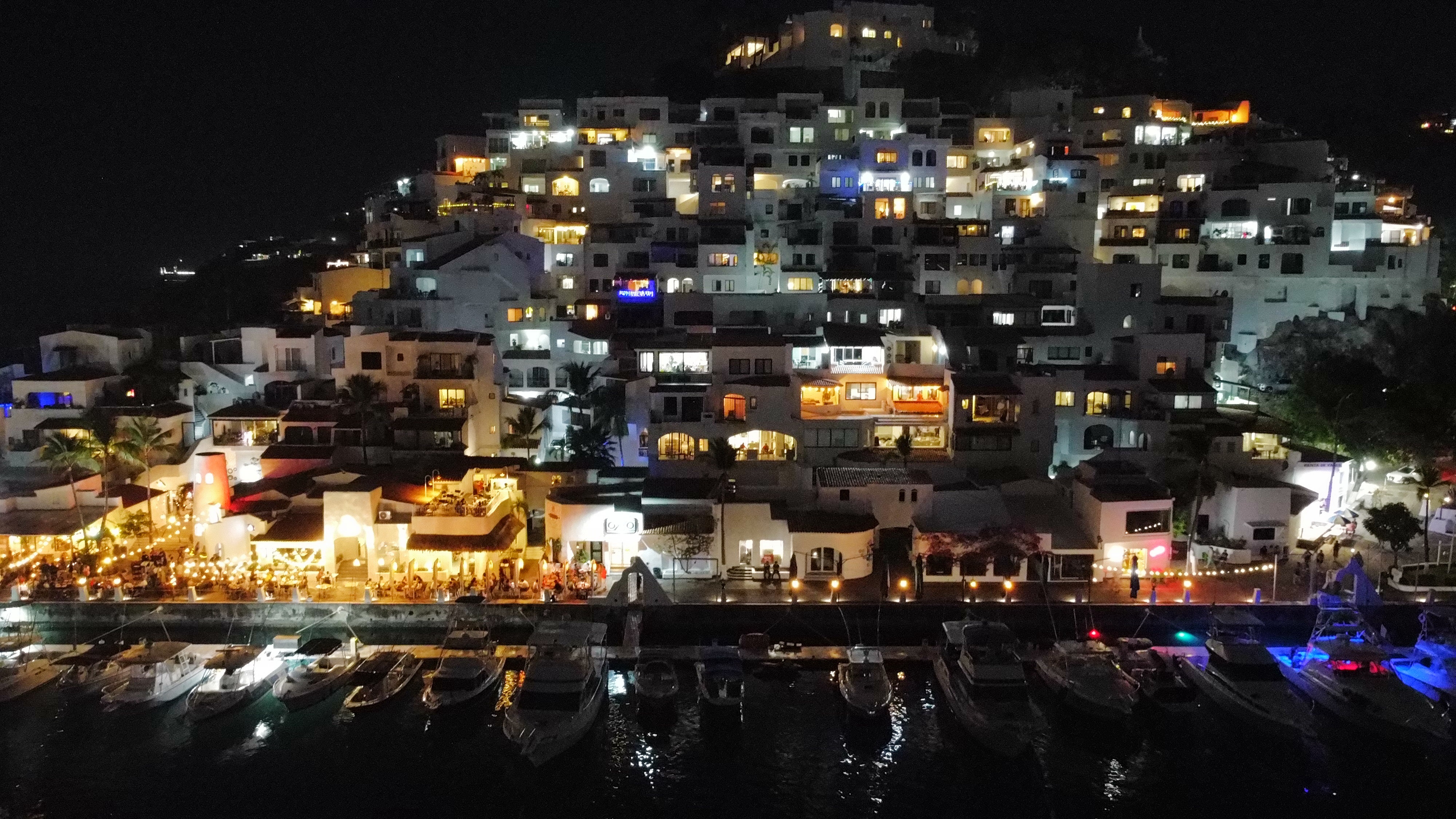 La marina de noche desde el aire