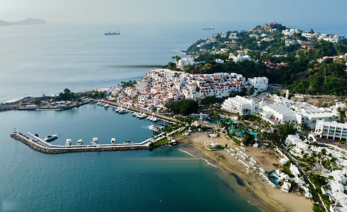 Vista aérea de la bahía de Las Hadas, Manzanillo